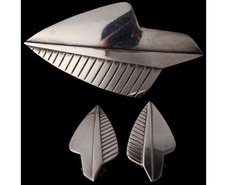 HUGO GRUN - a Danish modernist sterling silver arrowhead matching brooch and pair of clip-on earring, brooch 56.8mm, earrings