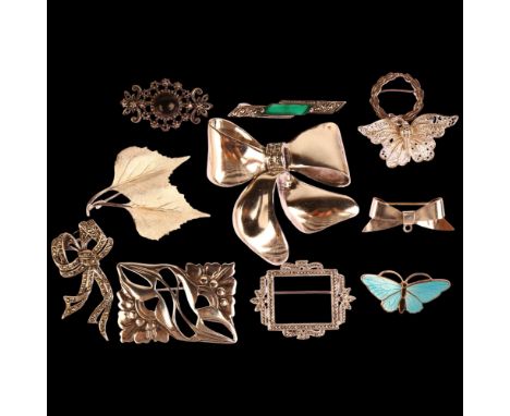 Various jewellery, including Continental silver garnet and rose-cut diamond openwork brooch, large marcasite ribbon brooch et