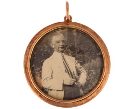 An early 20th century rose gold photo locket pendant, apparently unmarked, diameter 34mm, 6g gross2 light dents on backing an