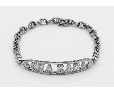 Diamant-Armband von C. G. Hallberg Schweden. Stockholm. 1958. Weißgold, gest. 18 k. Zentraler Schriftzug besetzt und flankier