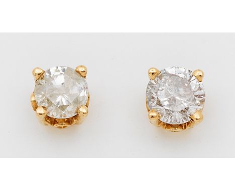 Paar klassische Brillantsolitär-Ohrstecker Gelbgold, gest. 14 k. Zentral besetzt mit je einem Brillanten von zus. ca. 0,82 ct