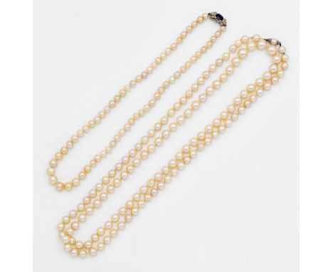 Zwei Perlenketten Weiß- und Gelbgold, 14 k und gest. 18 k. Einreihige Ketten aus weißen Zuchtperlen von ca. 6 mm - 8 mm in ro