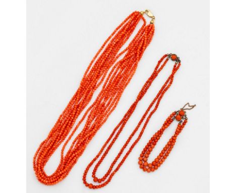 Konvolut Korallenschmuck 2 Colliers und Armband. Metall/Gelbgold, 8 k und gest. 18 k.; 8- bzw. 2-reihige Ketten aus zartrosaf