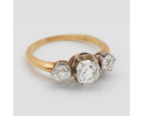 Diamantring Gelbgold, 18 k. Zentral besetzt mit 3 Altschliffdiamanten. Gew. ca. 3,22 g. Ring set with 3 diamonds, in 18 k gol