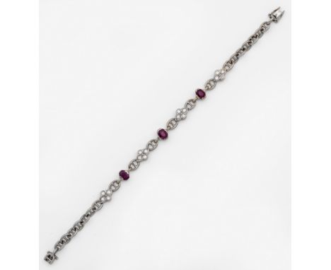 Rubin-Diamantarmband Schweden. Weißgold, gest. 750. Zentral besetzt mit facettierten, taubenblutroten Rubinen und Diamanten. 