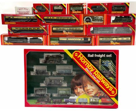Hornby Railways 00 gauge scale model locomotives, carriages and rolling stock including R.759, R.830, R.059, 2 x R.041, R.440