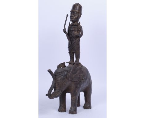 Figur, "Krieger auf Elefant stehend", Benin, Afrika, Bronze, patiniert, 48 cm hoch.Provenienz: Privatsammlung Rheinland