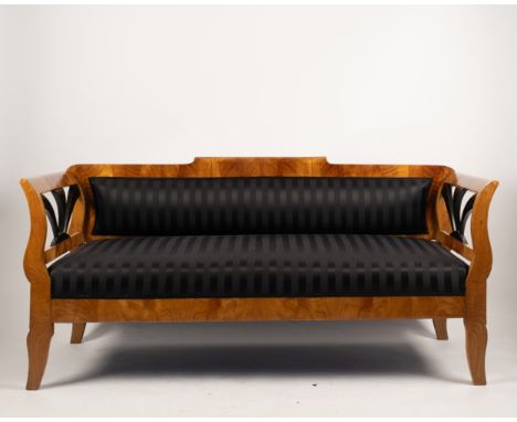 Sofa, Biedermeier, um 1825, Esche (?) spiegelfurniert, die Armlehnen mit ebonisiertem Schilfdekor, schwarz gestreifter Polste