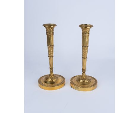 Paar Kerzenleuchter, 19./20. Jh., Bronze, vergoldet, konisch sich verbreiternder, kannelierter Schaft, Tülle mit Tropfeinsatz