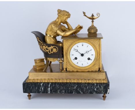 Figurenpendule, "Die Lesende", Empire, Paris, um 1810, Bronze, vergoldet bzw. teils patiniert, dunkelgrüner, geäderter Marmor