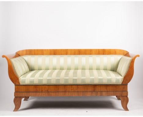 Sofa, Biedermeier, 1. H. 19. Jh., Esche furniert, Armlehnen in Lyraform geschweift, grün gestreifter Polsterbezug, 86.5 x 198