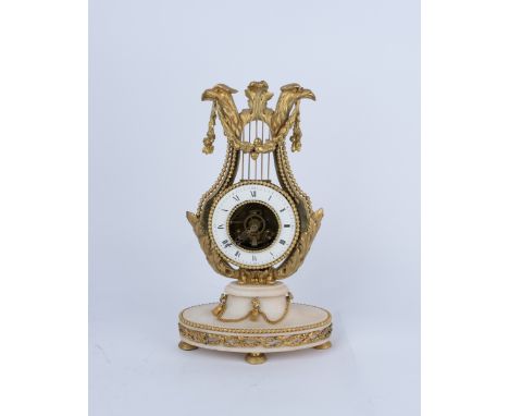 Salonpendule, Frankreich, um 1830, Bronze, feuervergoldet, Empireform mit zwei Adlerköpfen, Girlande und Akanthus, weißer Ema