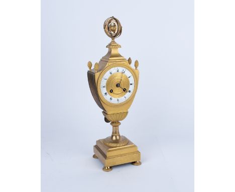 Vasenuhr, Frankreich, um 1830, Bronze, vergoldet, vierseitige Vasenform, weißer Emailzifferring um guillochierte Mitte, Woche