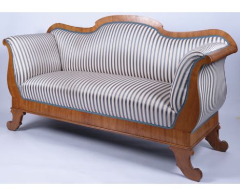 Sofa, Biedermeier, norddt., 1. Hälfte 19. Jh., Esche furniert sowie Eiche, Rücken- und Armlehnen geschwungen, creme-blau gest