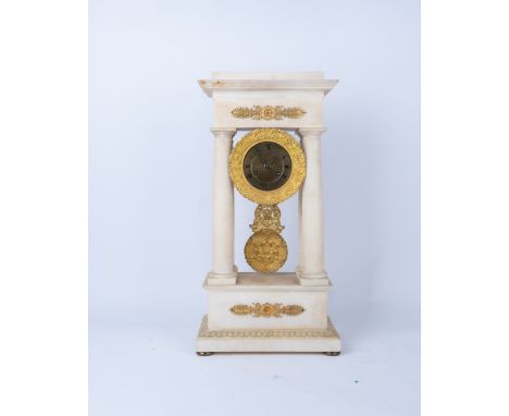 Portaluhr, Frankreich, um 1840, Alabaster, Zierapplikationen und Lünette aus Bronze, Zifferblatt mit römischen Ziffern, Prunk