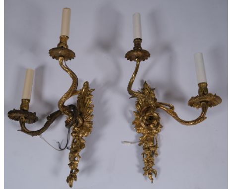 Paar Wandappliken, Stil Louis XV, Bronze, feuervergoldet, je zweiflammig, elektrifiziert, ca. 55 cm hoch, ein Arm übergangen,