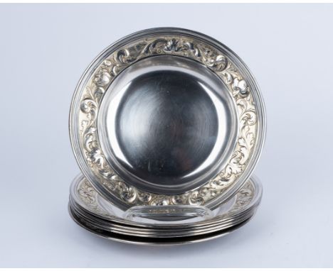 6 Teller, Silber 84er, Sankt Petersburg, 1828, Beschaumarke Michail Karpinskij, Meistermarke Jean Berel, Reliefbordüre mit Bl