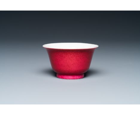 Full title: A Chinese monochrome ruby-pink bowl, Qianlong mark and of the periodDescription:Dia.: 6,5 cm - H.: 4 cmThe absenc