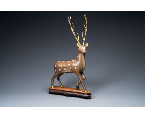 Full title: A Chinese cloisonne model of a deer, 19/20th C.Description:H.: 76,5 cm - L.: 44 cm (incl. the stand)H.: 70,5 cm -