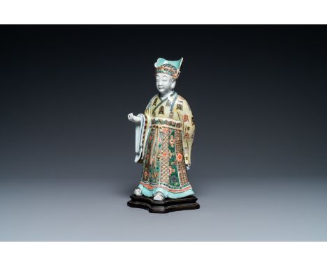 Full title: A Chinese famille verte figure on wooden stand, KangxiDescription:H.: 27,5 cm (incl. the stand)H.: 26,5 cm (the f