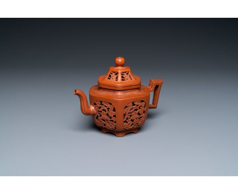 Full title: A Chinese reticulated double-walled Yixing stoneware teapot and cover, KangxiDescription:L.: 16 cm - H.: 11,5 cmÊ