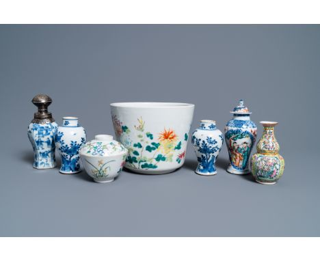 Full title: A varied collection of Chinese famille rose and blue and white wares, 18/19th C.Description:Dia.: 19,5 cm - H.: 1