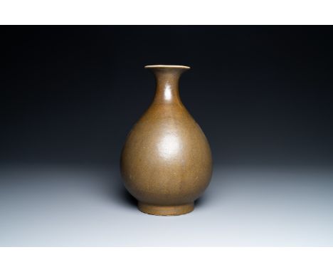 Full title: A Chinese monochrome teadust-glazed 'yuhuchunping' vase, Guangxu mark and of the periodDescription:H.: 29,5 cmThe