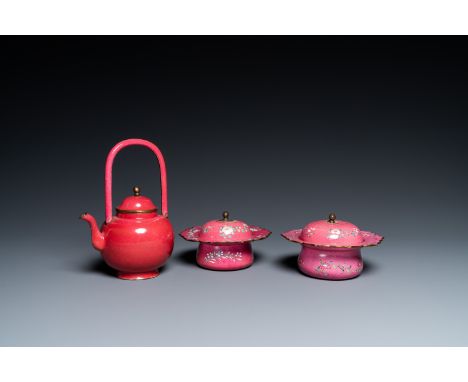 Full title: A Chinese ruby-ground Canton enamel teapot and a pair of covered bowls, Qianlong/JiaqingDescription:H.: 19 cm - L