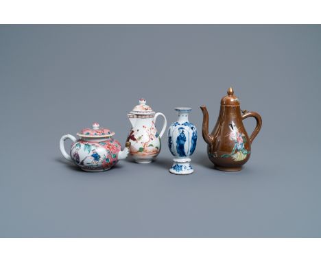 Full title: Two Chinese famille rose jugs, a teapot and a blue and white vase, Kangxi and laterDescription:H.: 15 cm - L.: 13