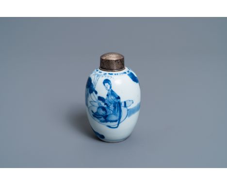 Full title: A Chinese blue and white silver-mounted tea caddy, KangxiDescription:H.: 12 cm (incl. the cover)H.: 11 cm (the ca