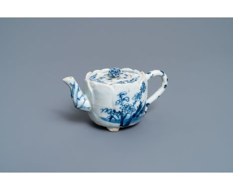 Full title: A Chinese blue and white tripod lotus-molded teapot and cover, KangxiDescription:L.: 15,5 cm - H.: 8,5 cmThe abse