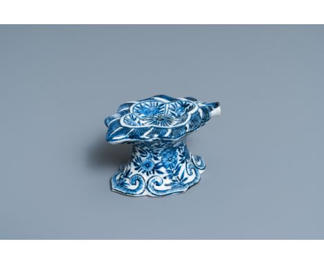 Full title: A Chinese blue and white salt after a European silver model, KangxiDescription:L.: 10,5 cm - H.: 5,5 cmThe absenc