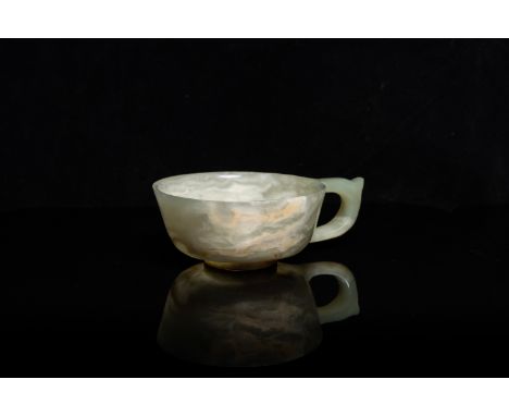 Full title: A Chinese mottled celadon jade wine cup, QingDescription:L.: 11,5 cm - H.: 3,5 cmThe absence of a condition repor