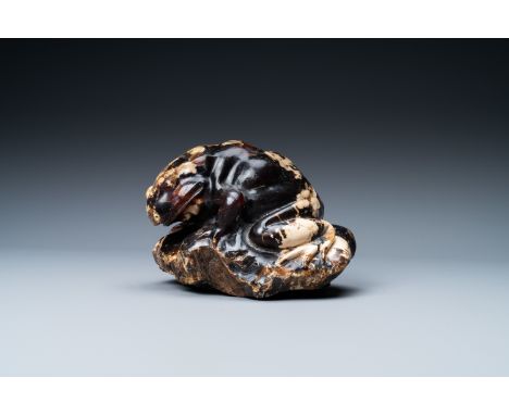 Full title: A Chinese carved amber model of a toad, 19/20th C.Description:Dim.: 18,5 x 16,5 x 12,5 cmThe absence of a conditi