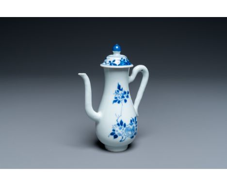 Full title: A Chinese blue and white ewer with floral design, Transitional periodDescription:H.: 15 cm - L.: 11 cmÊ The lid a