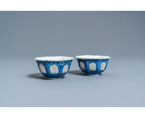 Full title: A pair of Chinese blue and white reticulated octagonal bowls, KangxiDescription:L.: 9 cm - H.: 4,5 cmThe absence 
