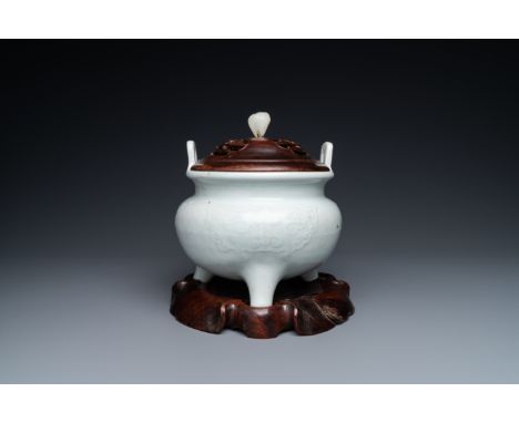 Full title: A large Chinese blanc de Chine censer with jade-topped wooden lid and stand, 18/19th C.Description:H.: 25 cm - L.