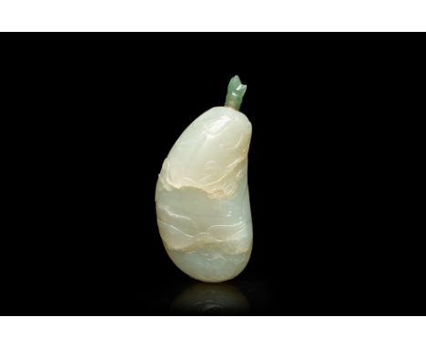 Full title: A Chinese pale celadon jade snuff bottle, 18/19th C.Description:H.: 7,5 cm (incl. the stopper)Ê Provenance: - The