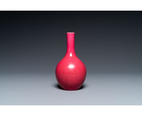 Full title: A Chinese monochrome ruby-pink bottle vase, QingDescription:H.: 16,5 cmThe absence of a condition report does not