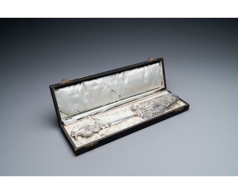 Full title: A Chinese reticulated silver cake-server, 19/20th C.Description:L.: 32,5 cmÊ Weight: 234 gThe absence of a condit
