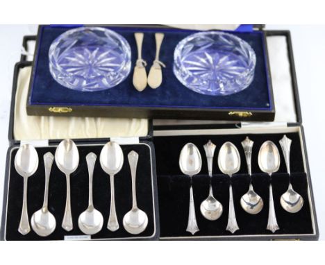 Six Art Deco silver coffee spoons, flared ogee form finials, Sheffield 1922, Joseph Rogers & Sons together with a cased set o