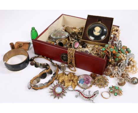 Collection of jewellery, to include chains, brooches, bangle, etc, (qty)