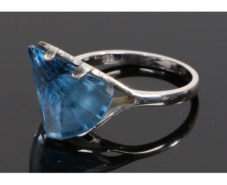 18 carat white gold and Swiss blue topaz set ring, the blue topaz set to an angle with four claw mount, ring size M 1/2