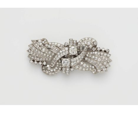 Art Déco-DoppelclipbroschePlatin. Geschweiftes zweiteiliges Bandmotiv. Voll ausgefasst mit 174 Diamanten im Achtkantschliff (