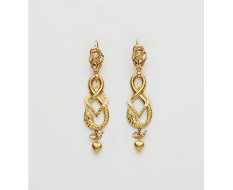 Paar Victorianische Ohrgehänge14 kt Gelbgold. Mehrteilige Knotenform aus ziseliertem und graviertem Gold-Repoussé mit Herz-Pe