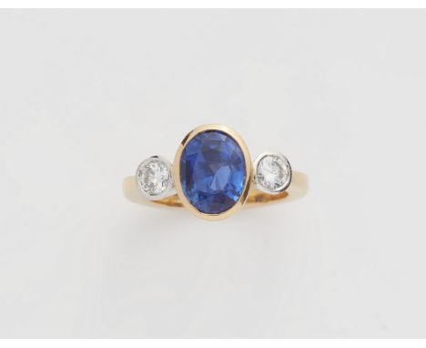 Dreisteinering mit Saphir18 kt Gelbgold/Weißgold. Zargengefasst mit einem ovalen natürlichen Saphir ca. 3,41 ct im gemischten
