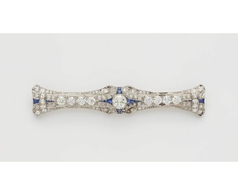 Belle Epoque-Stabnadel mit DiamantenPlatin/Nadel 14 kt Rotgold. Längliche konvex-konkave Form. Millegriffe-gefasst mit 74 Alt
