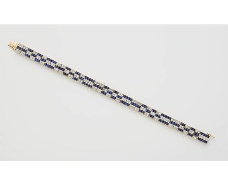 Art Déco-Armband mit Saphiren14 kt Gelbgold. Geschmeidige Rivièrenform mit vegetabil ziselierter Verkaderung. Geometrisch aus