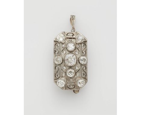 Art Déco-Anhänger mit Diamanten14 kt Weißgold, Platin (Broschierung). Bombierte àjour gearbeitete Rechteckform, millegriffe-g
