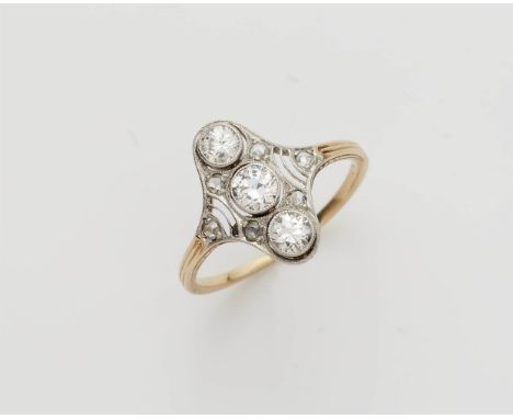 Marquise-Ring mit Diamanten14 kt Gelbgold. Gefasst mit winzigen Diamantrosen und drei Diamanten im Übergangsschliff (ca. 0,35